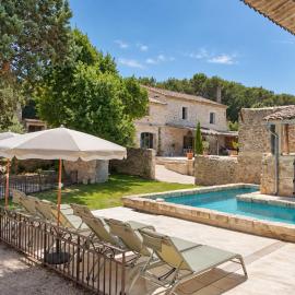 Mas en pierre, avec jacuzzi et piscine chauffée, ξενοδοχείο σε Tresques