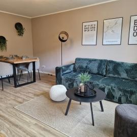 STAYTONA Waldgold - Balkon, Parkplatz & Blick ins Grüne