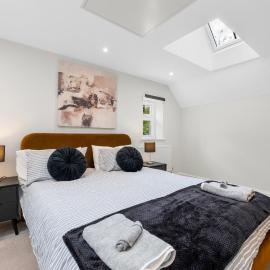 Modern & Historic Mill Flat With Garden View, hotel di Godalming