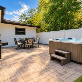 Hot Tub - Pet Friendly - Mins to Beach - Sleeps 11 - Family