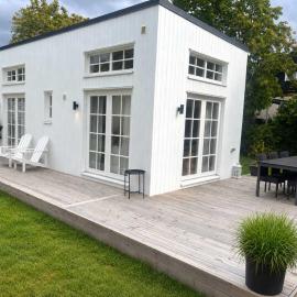 Stylish guest house with large terrace in Sigtuna, hotelli kohteessa Sigtuna