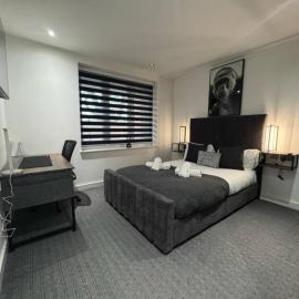 Luxury 2-Bed Ensuite with Free Parking & 15 Mins to Heathrow