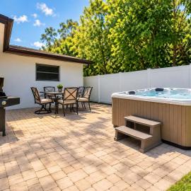 Hot Tub - Pet Friendly - Mins to Beach - Sleeps 11 - Family