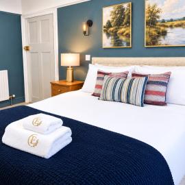 Everlight Retreat , Near City Center, 2 vehicles Off Street Parking , close to M62