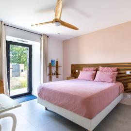 Chambre d'hôtes Camélia - Maison Kermouraud, Hotel in Saint-Lyphard