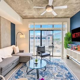 Stylish 1BD - Central Downtown - Gym, Pool, Parking