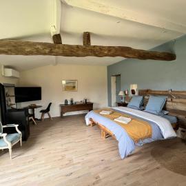 Chambre 35 m2 spacieuse calme avec piscine Sud Charente, hotel di Bardenac