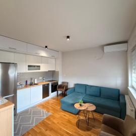 Top Floor UKC - Private Parking