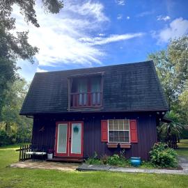 Little Orbit! European-Style Cottage on the Space Coast โรงแรมในMims