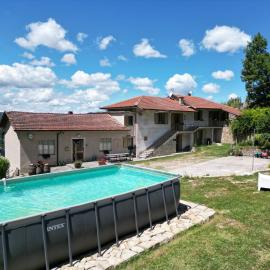 Huisje met zwevend panoramisch terras, hotel i Cortemilia