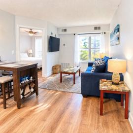 Tommy Bahama 1 Bedroom-WALK to restaurants ,pool-3mi beach!