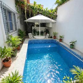 Casa com Piscina Privativa e 3 Quartos 1 Suíte- Pet Friendly e Garagem no Centro