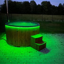 Poleskie zacisze, domek czapla na wyłączność, kominek, balia,sauna, Hotel in Helenin