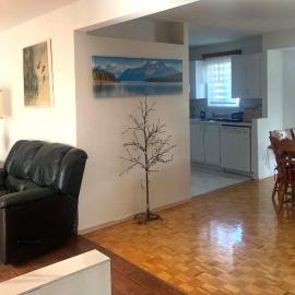 Family Home in Laval, Free Parking, 15 min from Airport, Carrefour Laval Centropolis、ラヴァルのホテル