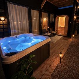 Cozy wellness family house with private garden & jacuzzi & sauna between Amsterdam Haarlem and Schiphol Airport, hotel u gradu Vijfhuizen
