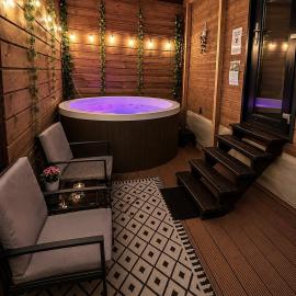 Romantic Tiny House with Private Jacuzzi and Garden between Amsterdam Haarlem and Schiphol Airport, khách sạn ở Vijfhuizen