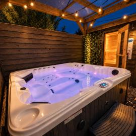 Cozy wellness cabin with home cinema and private jacuzzi ,sauna and garden between Amsterdam Haarlem and Schiphol Airport