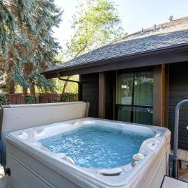 Spacious split-level townhome with private hot tub & game room -close to canyons