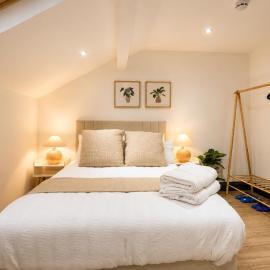 Stunning Skyview 2BR flat , fast Wifi - Home Away from Home