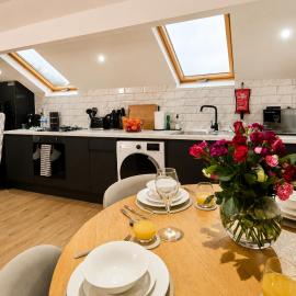 Stunning Skyview 2BR flat , fast Wifi - Home Away from Home