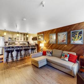 Dog-Friendly Ski-InOut Condo at Mt. Alyeska Base, hotelli kohteessa Alyeska