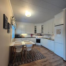 SANDY - Modern Row Aprt (3 rooms) - 24h Check-in, ξενοδοχείο σε Närpiö