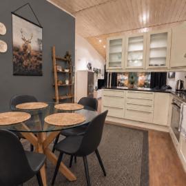 Helmi Villa, ilmainen pysäköinti autokatoksessa, Wi-Fi, sauna, oma etu- ja takapiha, esteetön pääsy, huippu sijainti Vuokatissa, vuodepaikat 4-6 henkilölle