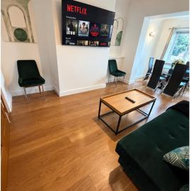 Group Getaway - Contractor & Family Stay - Sleeps 10 with Fast WiFi, Kitchen & Parking