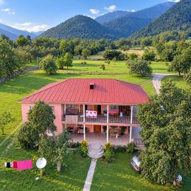 Nenskra Guesthouse, hotel em Kʼveda Marghi