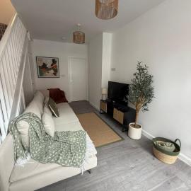 Stylish 2-Bed Home in Salisbury