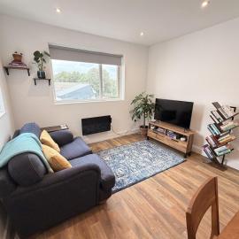 Modern homely apartment - moments from the sea, hotel v destinaci Flushing