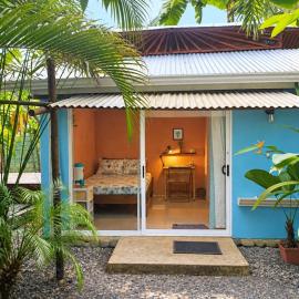 El Tucan Feliz - Boho Jungle Tiny Guest House With Private Mini Pool Oasis, AC, & Playa Cocles, hotel sa Cocles