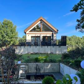 Dom nad jeziorem z banią i tarasem, hotell i Drzewoszewo