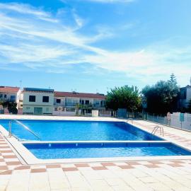 Céntrica casa con terraza privada con barbacoa y jardín comunitario con piscina