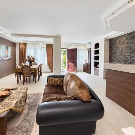 Blessings Apartment with Private Garden and Parking, hotel a Galíni