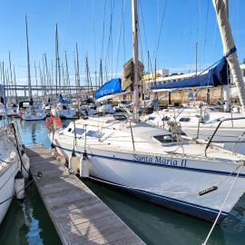 Sleep aboard a sailing boat in Lisbon โรงแรมในลิสบอน