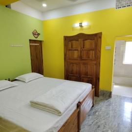 Gourinandan lodge 300m from sea beach 1km from railway station, hotel Puriban