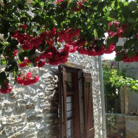 Charming Stone House، فندق في بارثينون
