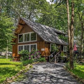 Chic 4 bedroom Poconos chalet with cozy fire pit