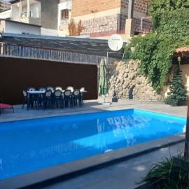 Holiday Home and pool โรงแรมในเยเรวาน