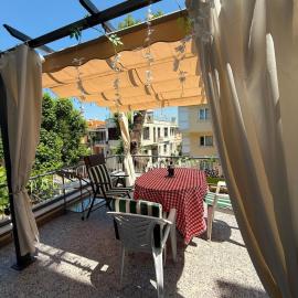Cute Island House with Balcony within Walking Distance to the Beach, hotel en Heybeliada
