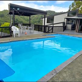 Luxury Hilltop Retreat Saltwater Pool, Spa & Sauna, hotel i Upper Hutt