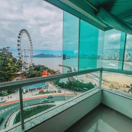 Vista do mar e da roda gigante, piscina e vaga