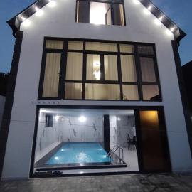 Qəçreş hous, qapalı hovuzlu villa A-frame
