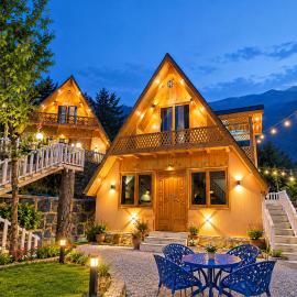 Swiss Wood Cottage Upper Neelam، فندق في Upper Neelun