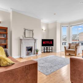 Luxury 3 Bed Apartment, Gated Parking, City Centre