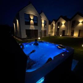 Osada Porzeczkowa - Nowoczesne Domy z Ogrodem i Jacuzzi, Jezioro
