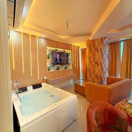 Luxury Jacuzzi Studio -Couple Friendly- Noida, hotel a Ghaziabad