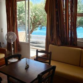 South Crete Escape - Beach Front Apartment 1، فندق في Paránimfoi
