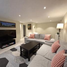 Spacious Apartment with Private Entrance & Free Parking, hotel din Mölndal